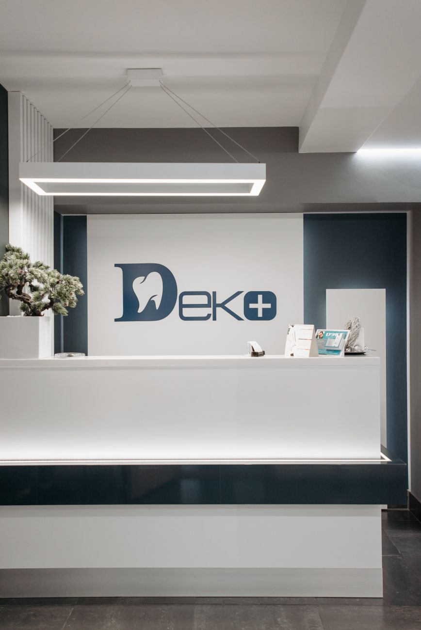 Recepción de una clínica dental moderna y accesible