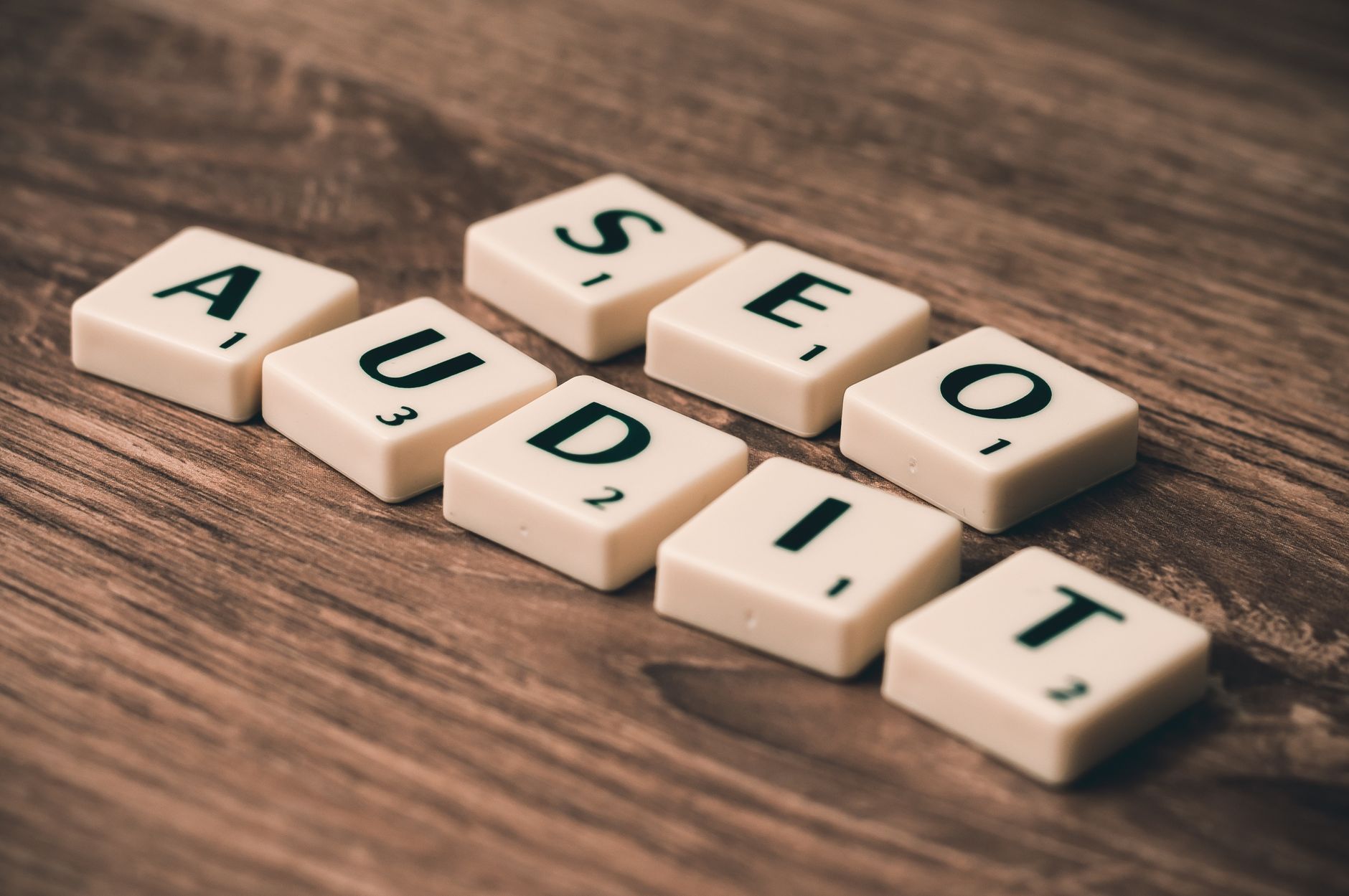 Profesional realizando una auditoría de accesibilidad web en un ordenador